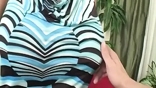 Reife brünette MILF bekommt große titten gequetscht und muschi tief gefickt