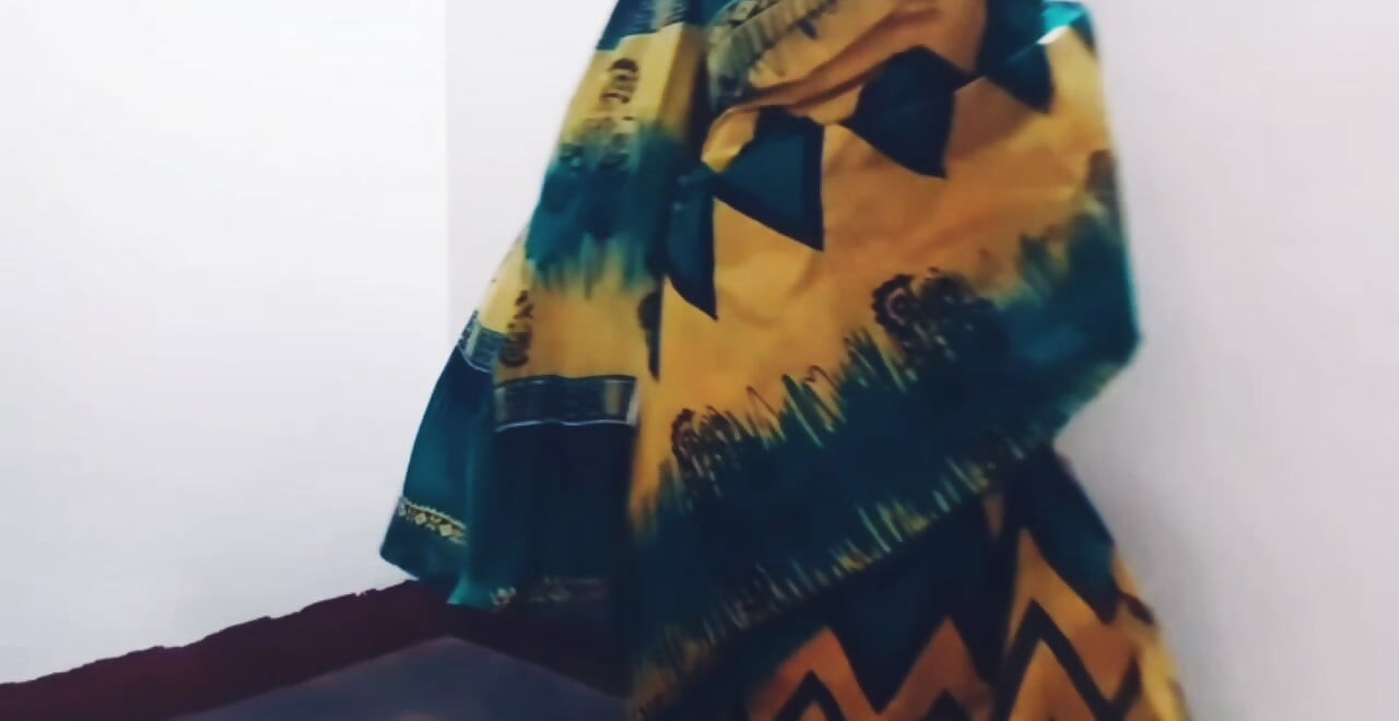 Bhabi desi panas bertetek besar bermain dengan adik ipar semasa suami tiada.