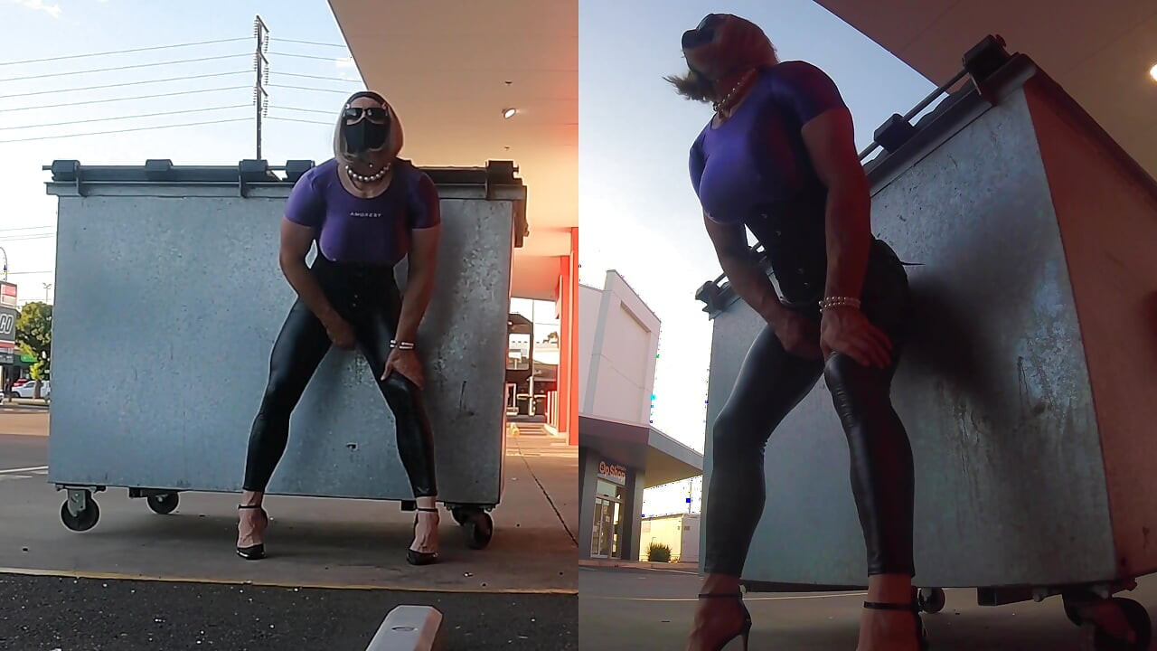 Curvă musculară expusă și futută în public