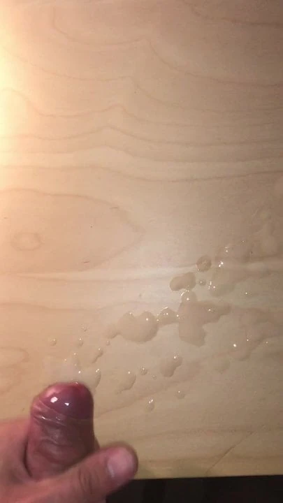 在桌子上卡明