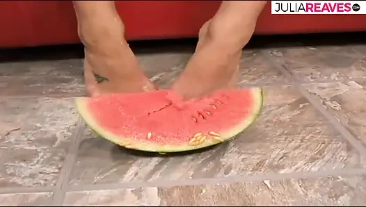 Heißes mädchen lutscht einen riesigen schwanz und reitet ihn dann wie ein star auf dem sofa