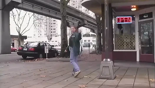 Sevimli minyon saf kıllı kız utangaç solo