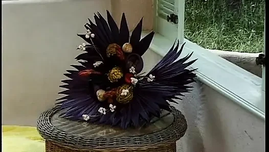 Sarışın ateşli kız açık havada parmaklama çılgınlığında genişliyor