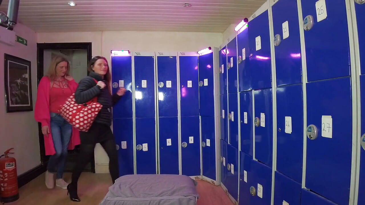 jim ke lokar room men lesbiyan paarti