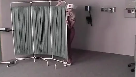 Медсестре Brittany Andrews нужен осмотр ее мокрой киски!