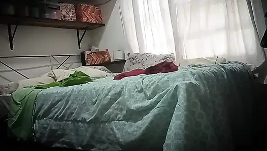 Я спрятала мобильный телефон в моей комнате, она очень горячая и имеет большую задницу, чтобы смотреть на нее