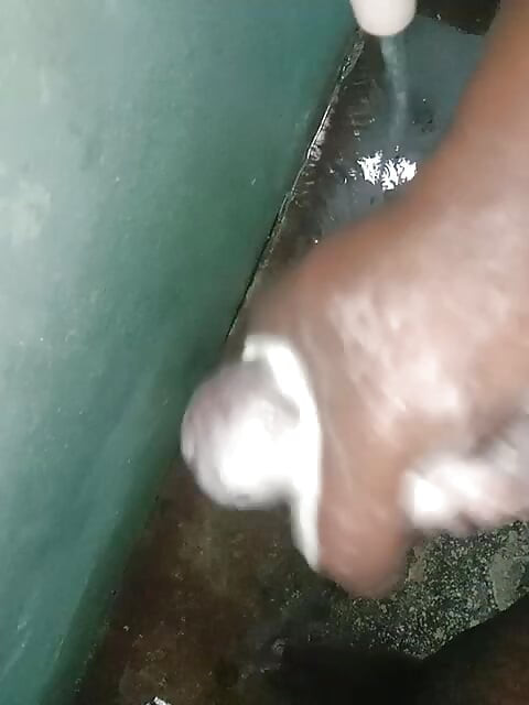 浴室里的乳房