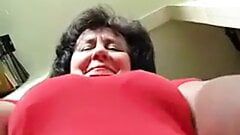 Nonna si masturba sopra la sua telecamera