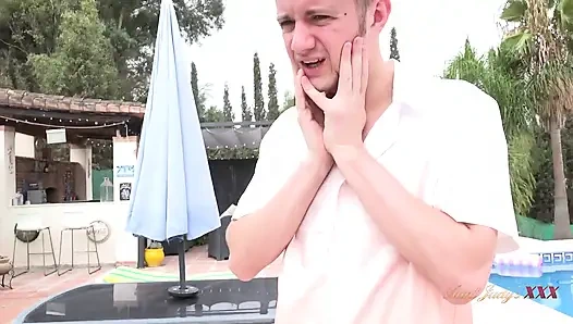 Marie si tante semok 47 tahun lagi asik ngentot sama cowok biliar