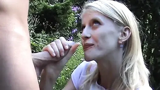 Dünnes blondes mädchen fickt im haus