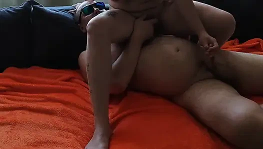 Adik tiri dengan toket besar alami yang lagi sange berat sampai muncrat bareng-bareng