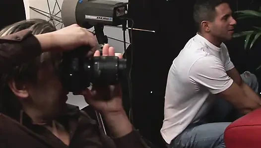 Великолепная крошка с огромными сиськами получает двойное проникновение