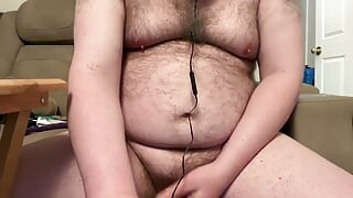 Cowok kulit putih dengan memek berbulu lagi asik masturbasi sama kontol besar sampai matanya merem melek
