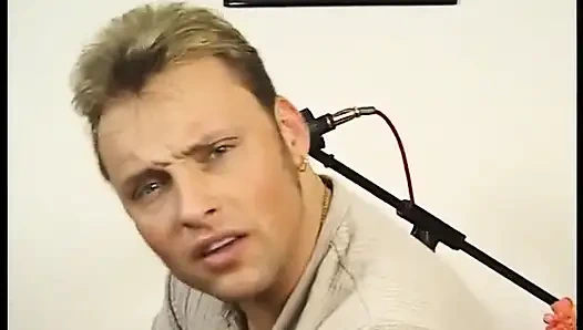 Юная блондинка показывает свои маленькие сиськи на кастинге