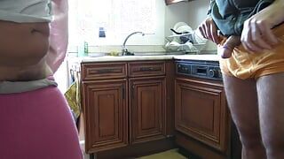 Stiefzoon neukt stiefmoeder hard in de keuken