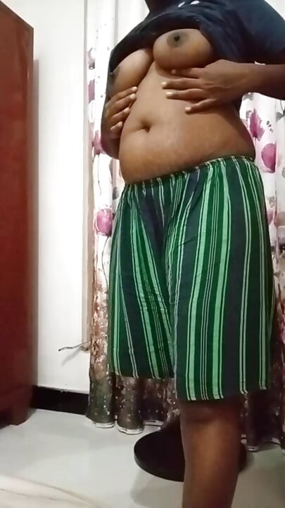 श्रीलंकाई लड़की कपड़े उतार रही है