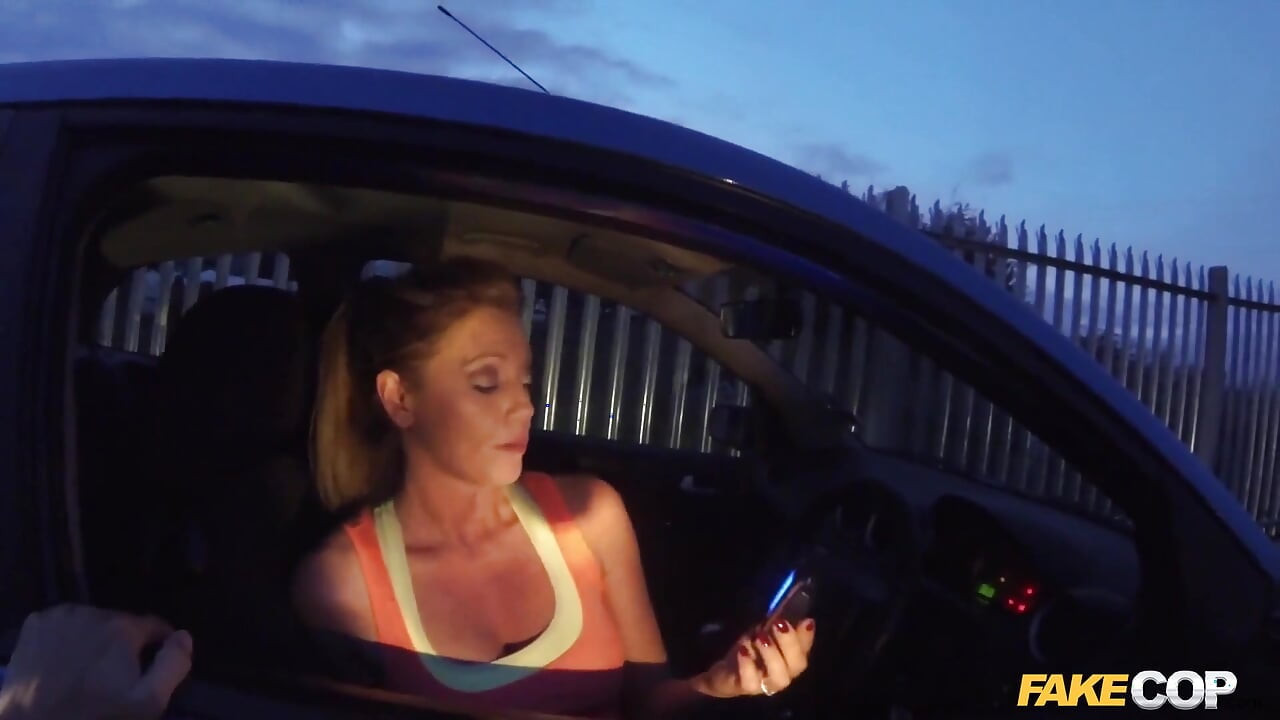 Polițist fals - mamă sexy incitantă de la sală a fost trasă pe dreapta și futută
