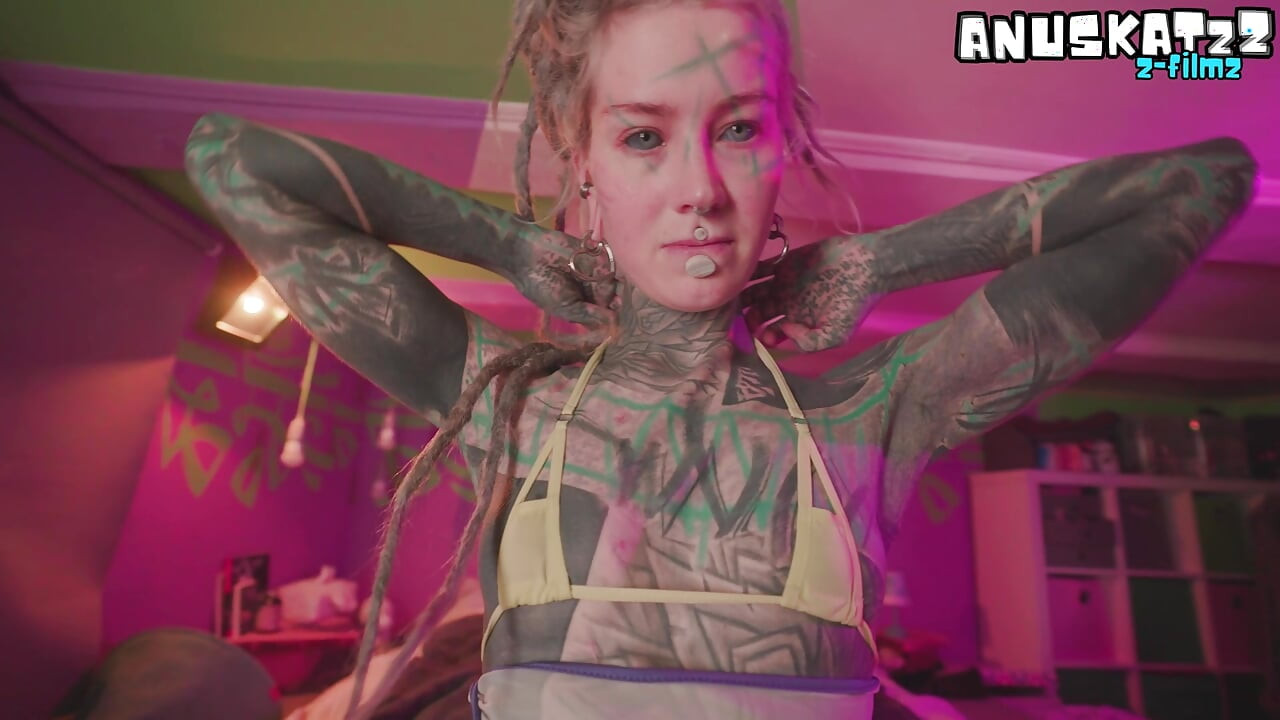 プライベートベッドルームのアナルライドとフェラチオのタトゥー入りペニス