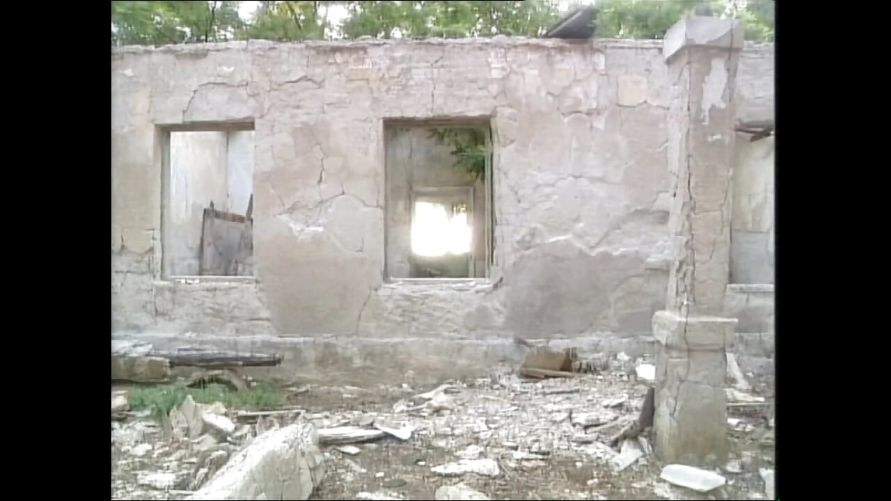 Mamă sexy sălbatică futută din picioare de o pulă uriașă care ejaculează în gura ei