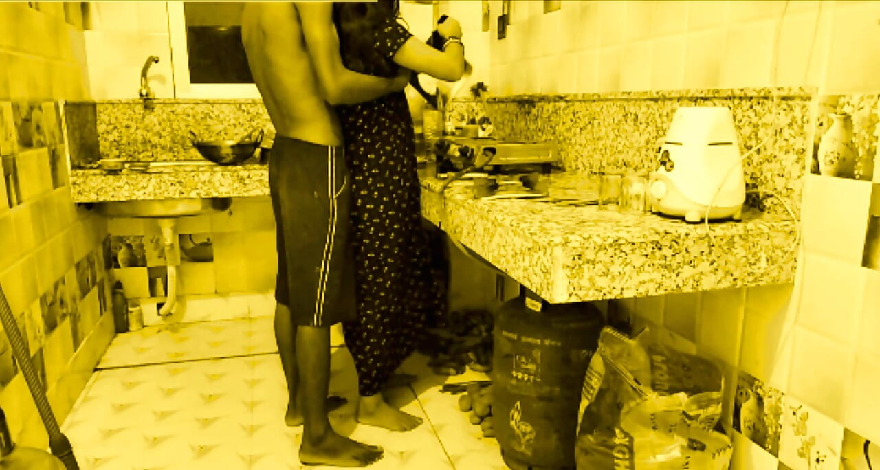 Weelderige godin Desi Bhabi wordt snel en hard geboord door haar jonge Devar in de keukenkamer.