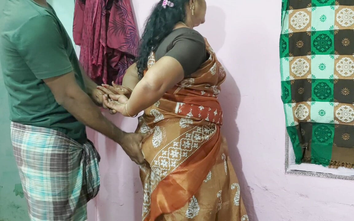 milf(chodne laayak mammi) kamini hot santoshajanak apheyar ke lie javaan larke dvara gaard ko pakri gee