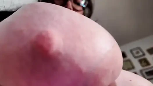 Ibu tiri seksi dengan tubuh raksasa lagi asik nyepong kontol dan dicrot sperma hangat