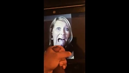 Açık ağızlı sarışın orta yaşlı seksi kadın
