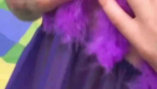 Brünette milf squirtet hart von intensivem fingern-orgasmus