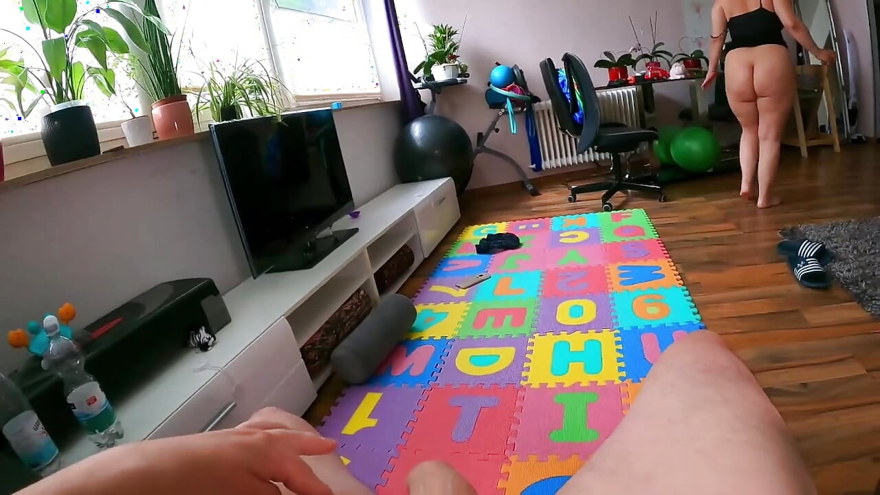 젖을 짜내는 연인의 젖탱이와 엉덩이에 사정하는 오럴 쾌락