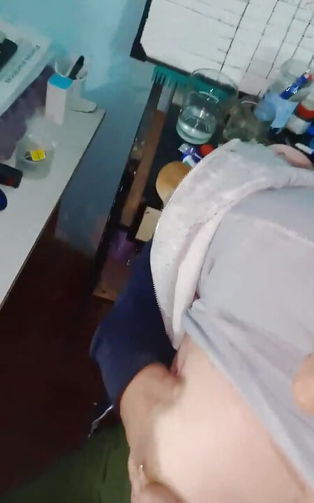 Blondine zuigt me live af naast de pc