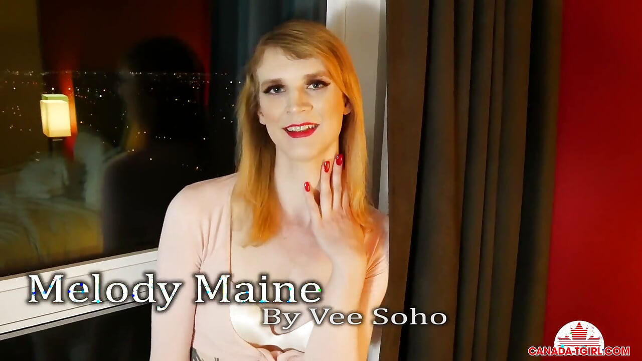 TGirl Melody Maine si hraje se svým zadkem