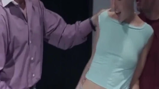 Sarışın orta yaşlı seksi kadın büyük yüze boşalmadan önce büyük yarağı derine alıyor