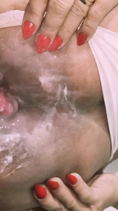 La milf cachonda tenía su culo sodomizado y rasgado, dejando una abertura anal increíble. | Clip 1