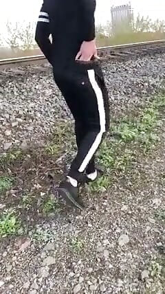 Extrémní. Honění jeho velkého čůráka na vlakovém nádraží