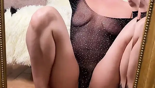 Aku lagi asik masturbasi di depan cermin sambil mikirin kamu