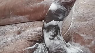 A maszturbáció rabja vagyok, végül a fürdőszobában élvezek.