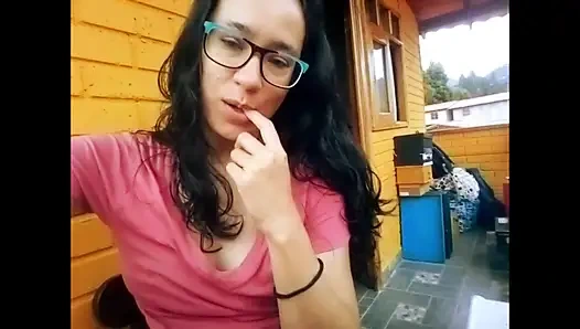 Balkonda amcığıma dokunuyorum ve komşular beni pencereden izliyor