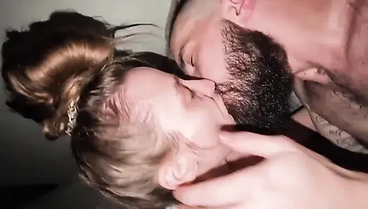 Ibu tiri lagi asik nyepong kontol sebelum dudukin kontol besar sambil goyangin kontol besar