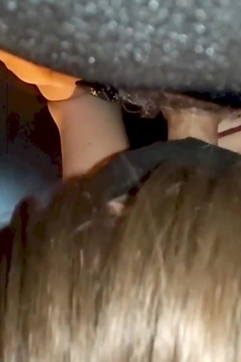 Kåt Moden Kvinne Som Elsker Intense Blowjobs I En Karaokeboks