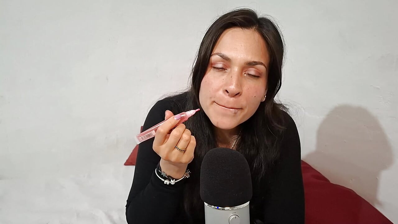 Asmr kiss, kulaklarını ısırıyor ve okşuyor