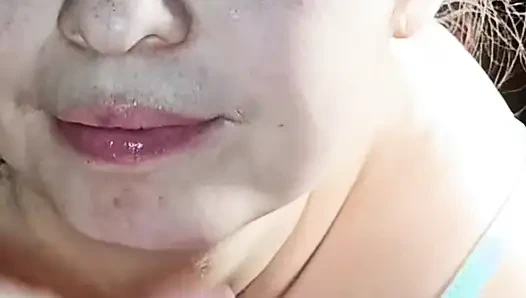 Meine neue stiefmutter kam mich nachts zu Besuch und gab mir einen blowjob, bis ich in ihren mund kam.