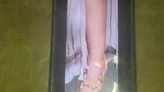 Éjaculation sur les pieds sexy de Shaina Magdayao