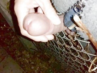 Buitenshuis masturberen, klaarkomen door het hek van de buren - keiharde papa