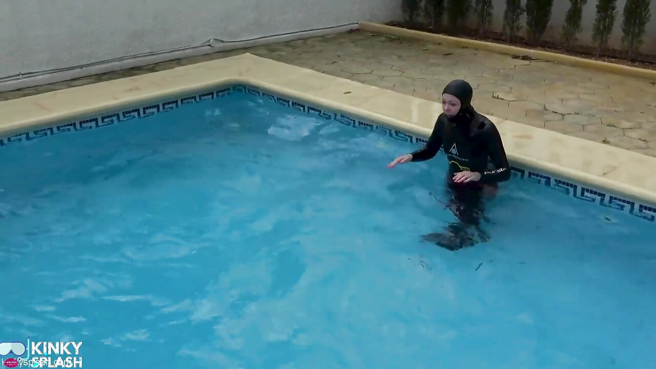 Wetsuit bondage zeemeermin gladde zwembadknik met vinnen, touw en diep duiken