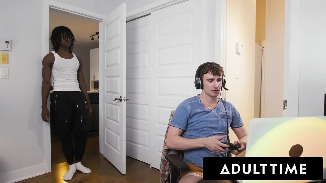 Adult Time - 玩家Ryan Jacobs和室友Jade Desire把肩部按摩变成撸管