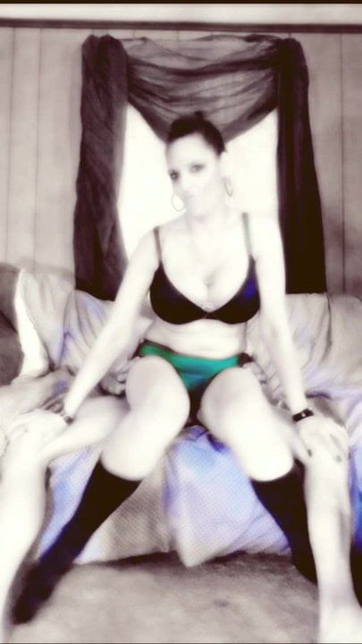 Lapdance with a little cock licking