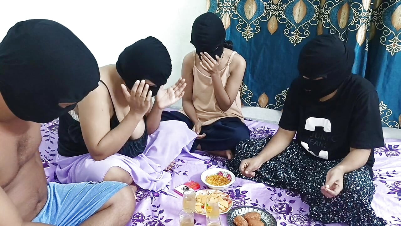 Três amigas fazem sexo com um amigo juntos. Com rpg e conversa suja.