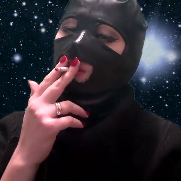 Lateks maskeli sigara içiyor ve seni azdırıyor