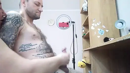 Mergokin aku lagi coli dan bantuin aku crot