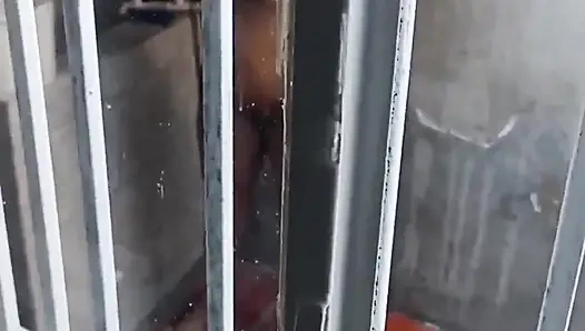 Tetanggaku di teras kamar mandi dengan pantat aduhai cewek hot rambut cokelat ini adalah tempat tinggalnya di kanada i